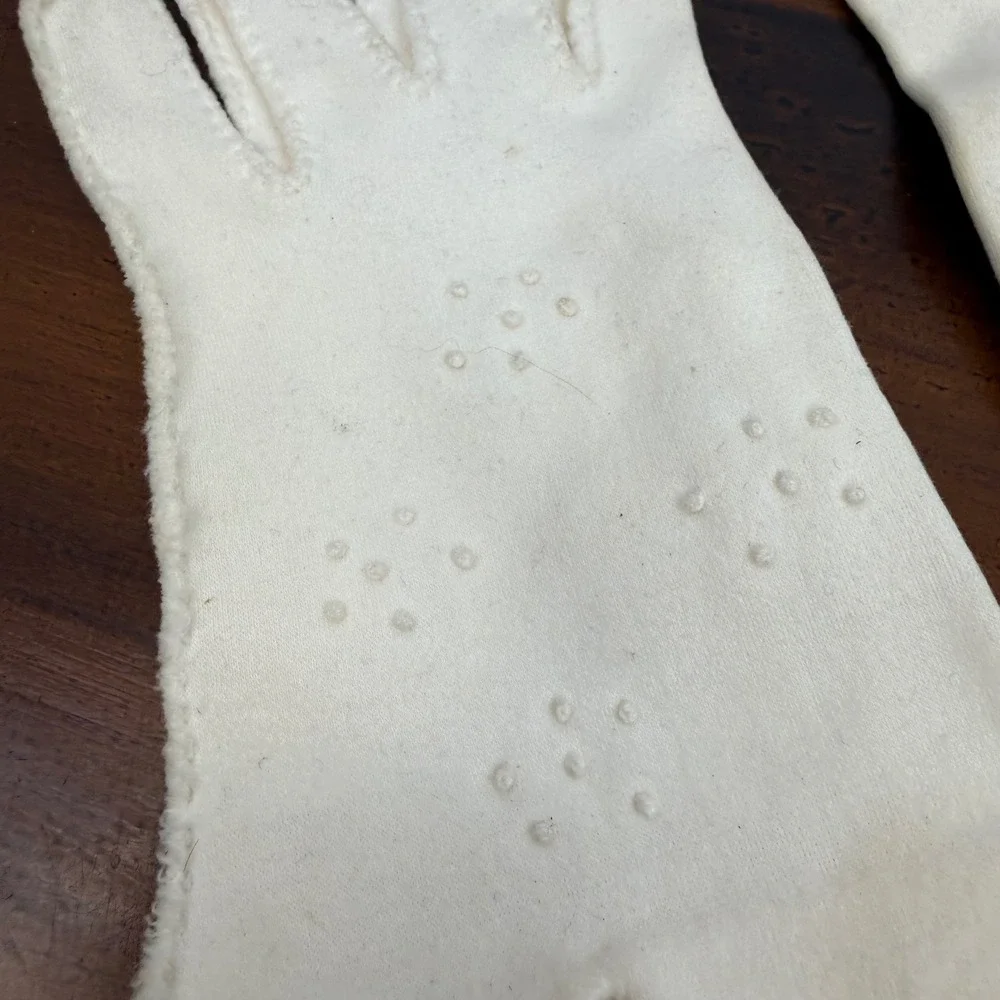 Vintage Cream Whipstitch Wrist Length Gloves Floral Raised Dot Embroidery Fair